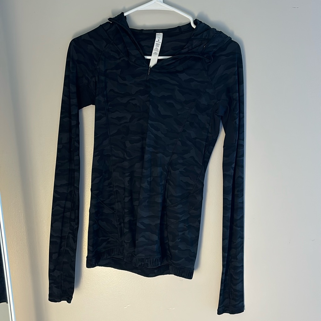 Quarter Zip Lululemon Lightweight Hooded Top. Like New. Barely Worn.